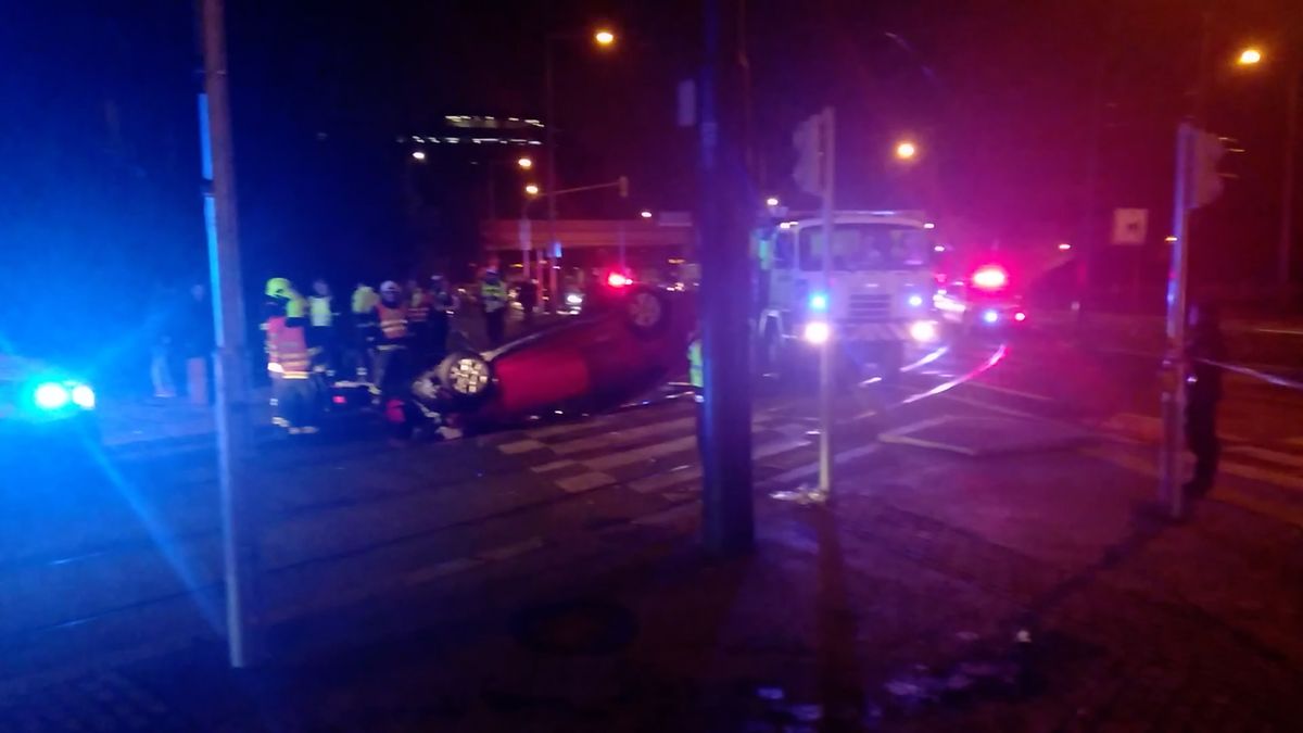 Řidič v Praze převrátil auto na střechu, zřejmě se lekl tramvaje